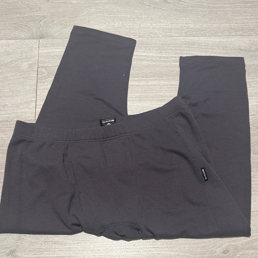Black dakine waffle material 3/4 length under layer